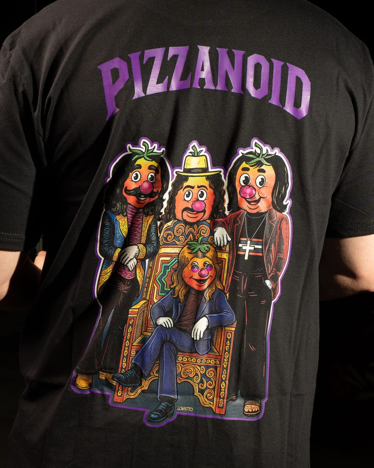 Camiseta preta com estampa DTF de personagens coloridos