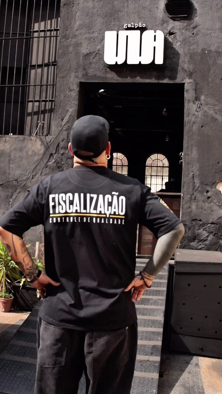 Camiseta preta com estampa em serigrafia de uma cor nas costas