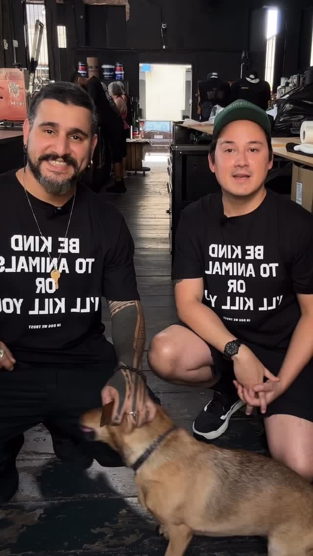Equipe vestindo camisetas estampadas da mesma coleção