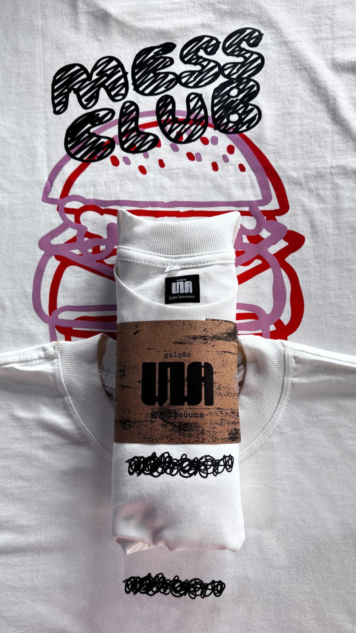 Camiseta embalada com a cinta kraft do Galpão Una